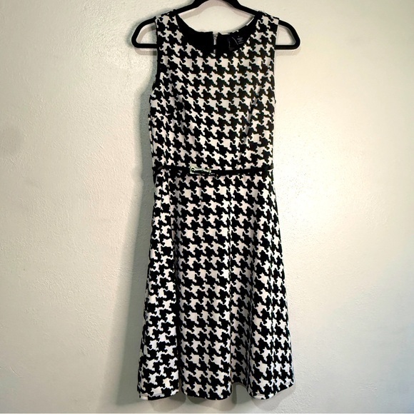 new directions Dresses & Skirts - New Directions Black & White Houndstooth Sleeveless Dress, belted waist. Sz M.